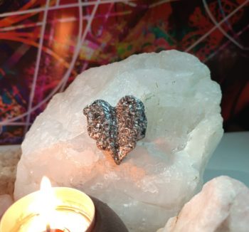 Feuille d'orgonite en forme de coeur 15 gr.