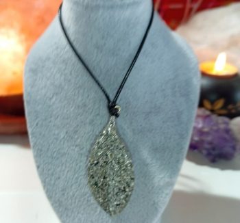 Pendentif feuille orgonite bec long 10 gr.