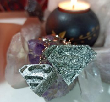Porte-clés Orgonite Superman 2 tailles 8 et 15 gr.