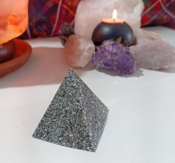 Pyramide Moyenne Orgonite 4 faces 85 gr.