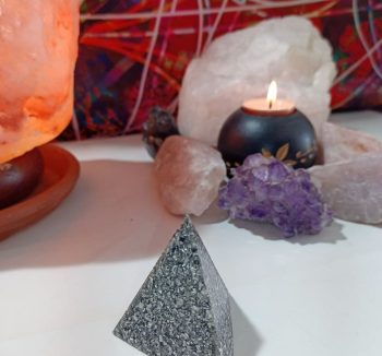 Orgonite Petite Pyramide 3 faces 40 gr.