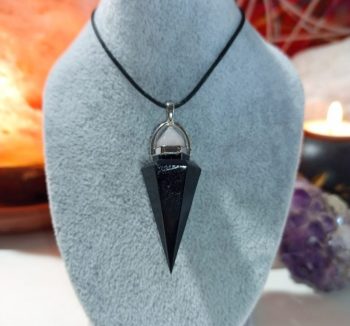 Pendentif pyramide orgonite MAGNETITE et pointe de quartz 8 gr. lester
