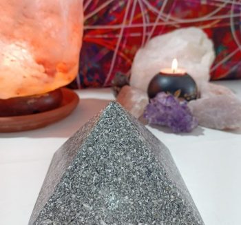 Pyramide d'Orgonite Super Large 4 faces 550 gr.