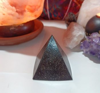Pyramide moyenne en orgonite exclusive 4 côtés IRON CHIP 110 gr.