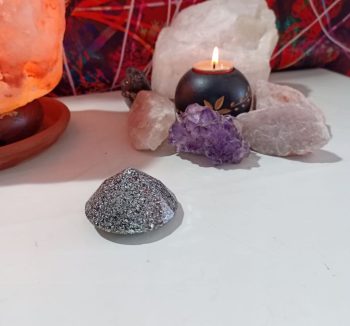 Orgonite Pyramide diamant moyen 60 gr.