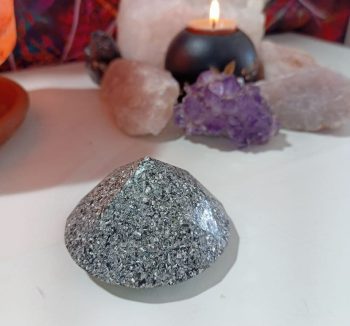 Grande pyramide de diamant Orgonite 110 gr.