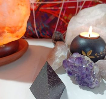 Pyramide d'orgonite exclusive 3 côtés IRON CHIP 40 gr.