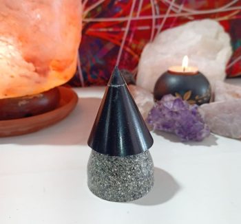 Orgonite Pyramide Petit Cône PUCE ALUMINIUM avec pointe Magnétite 150 GR