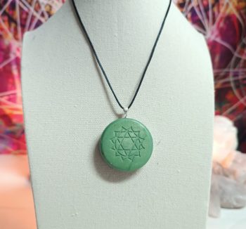 OrgoChakra Coeur ou Cardiaque Pendentif ou porte-clés en forme de demi-cercle 15 gr.