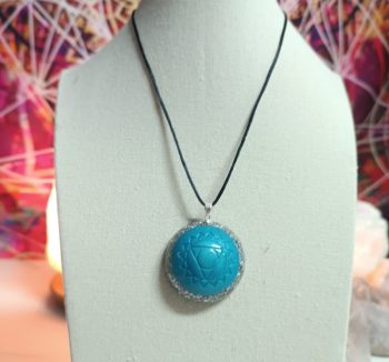 OrgoChakra de la gorge Pendentif ou porte-clés en forme d'hémisphère 15 gr.