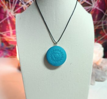 OrgoChakra de la gorge  Pendentif ou porte-clés en forme de demi-cercle 15 gr.