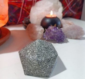 Orgonite Pyramide à Facettes Poids 200 gr.