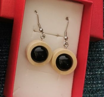 Boucles d'oreilles en shungite en bois orange ou beige.