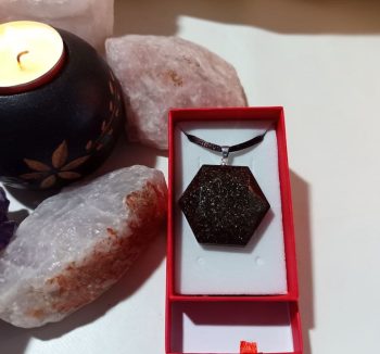 Pendentif Orgonite Hexagone PETIT ÉCLAT DE FER 15 gr.