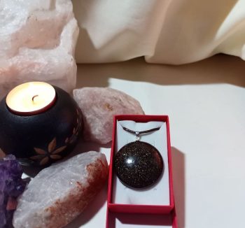 Pendentif Orgonite Grand Demi-Cercle PETIT ÉCLAT DE FER 15 gr.