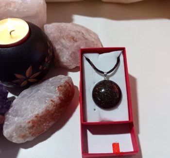 Pendentif Orgonite Petit Demi-Cercle PETIT ÉCLAT DE FER 10 gr.